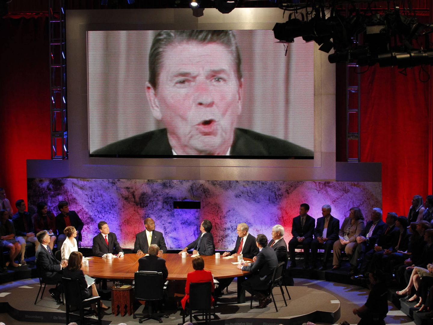 Un video del ex presidente Ronald Reagan sobre impuestos, proyectado en un debate entre candidatos republicanos a la presidencia, en el Darmouth College, en Hanover, New Hampshire, en octubre de 2011. (Reuters)