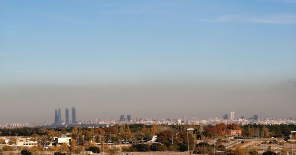 Foto: Vista de la capa de contaminación que cubre la ciudad de Madrid el pasado 19 de noviembre. (EFE)