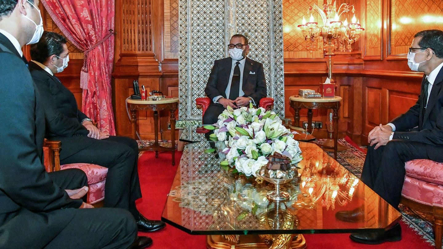 Mohamed VI, presidiendo una ceremonia en palacio, con una mascarilla facial. (EFE)