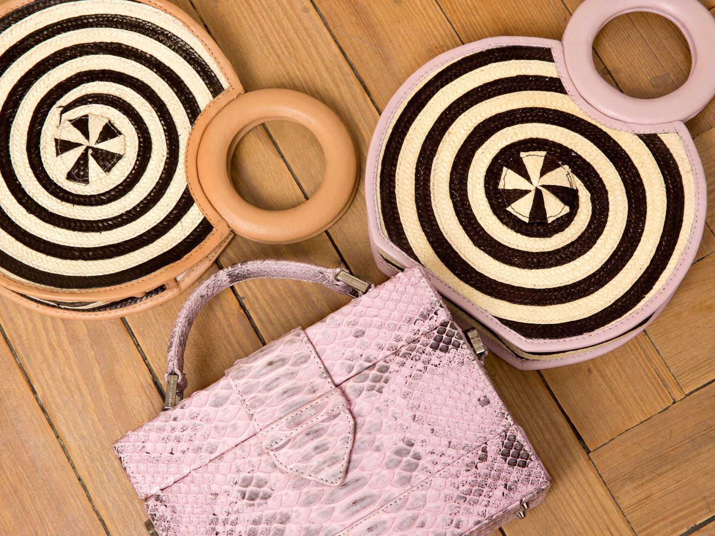 Los 'Zenu bag' de Adriana Castro están realizados en caña flecha un material vegetal tipicamente colombiano junto al modelo 'Abelle' realizado en piel de pitón.