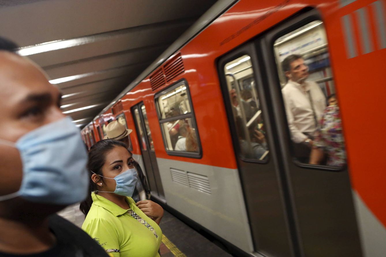 Viajeros en el metro de Ciudad de México, en marzo de 2016. (Reuters)