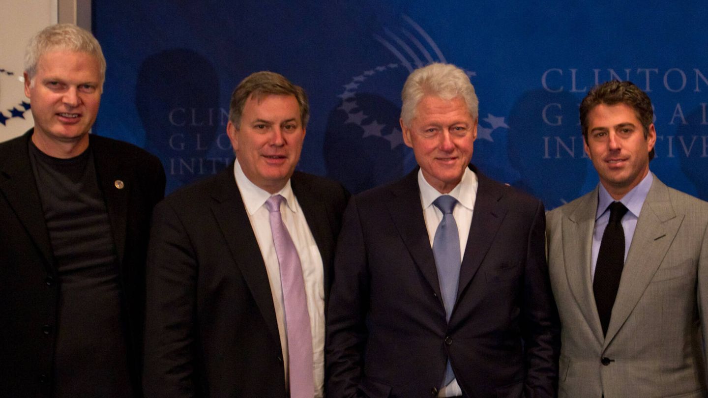 Steve Bing (izda), en una foto de archivo junto a Bill Clinton. (Getty)