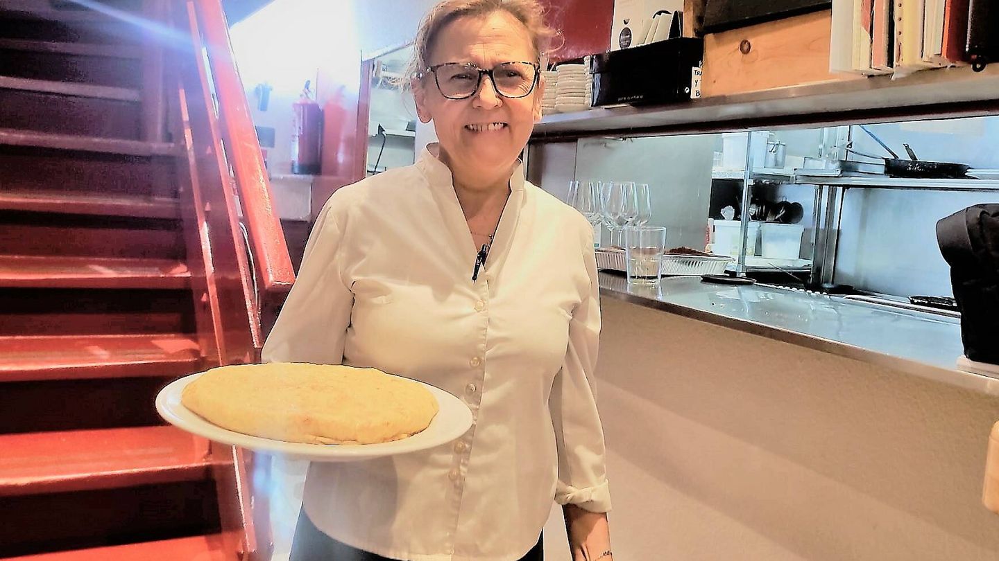 Mercedes, empleada en Sylkar, muestra orgullosa una de sus tortillas. Con cebolla, claro. (L.B.)
