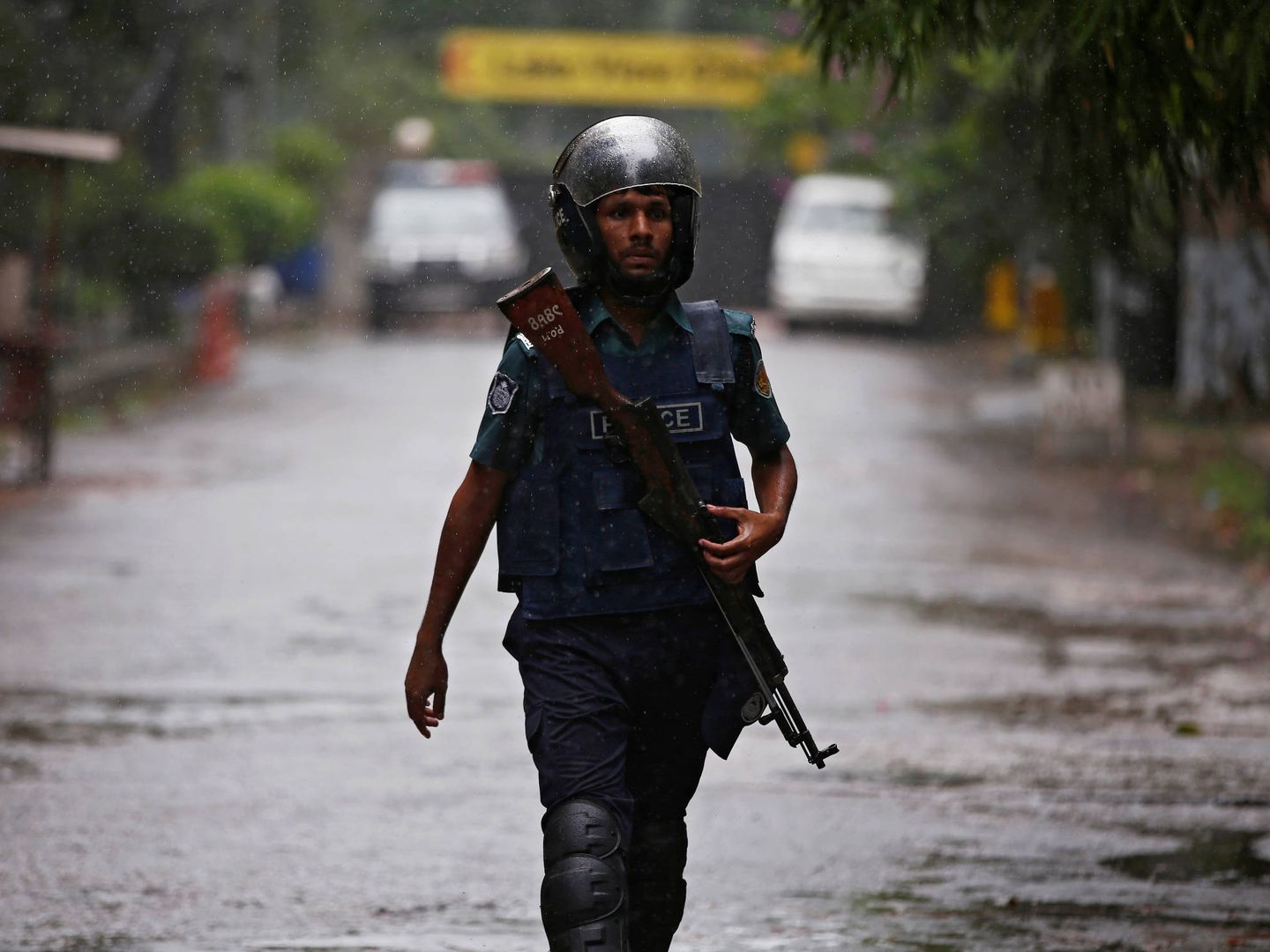 Un policía patrulla el escenario de un atentado terrorista contra un restaurante en Dacca, Bangladesh, en julio de 2016. (Reuters)