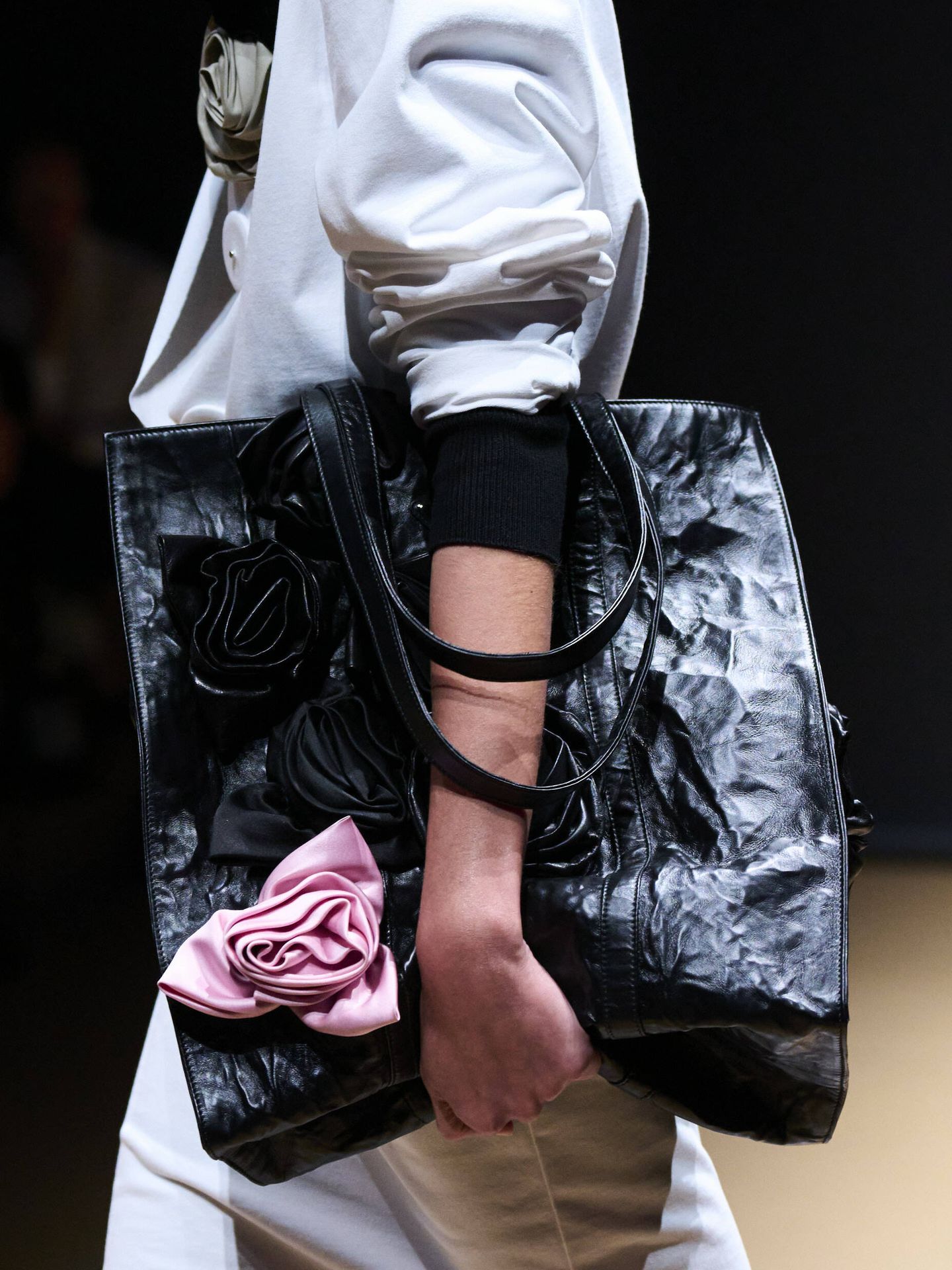 Detalle del bolso ‘tote’ de Prada, con flores en rosa y negro. (Launchmetrics Spotlight)
