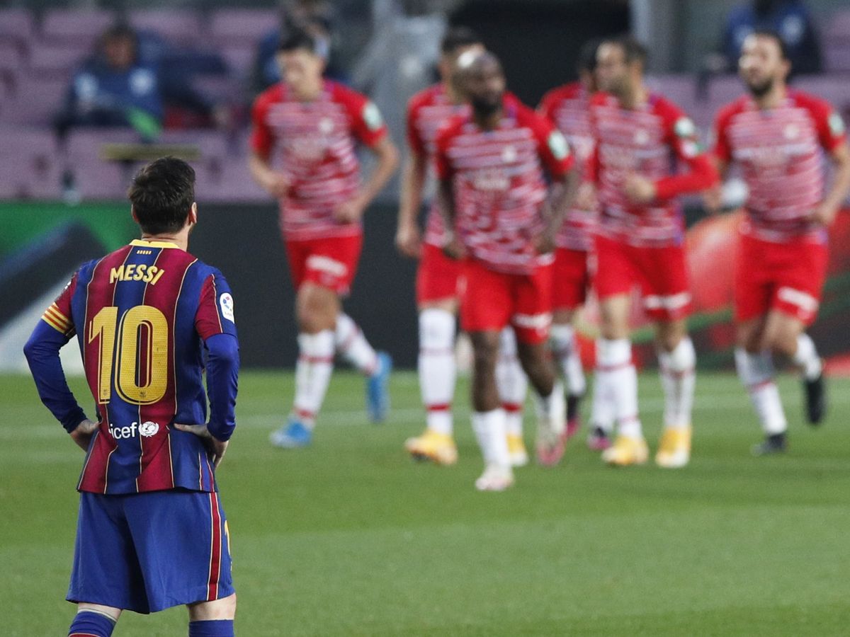 Foto: Los jugadores del Granada celebran el tanto de la remontada ante la decepción de Messi. (Reuters)