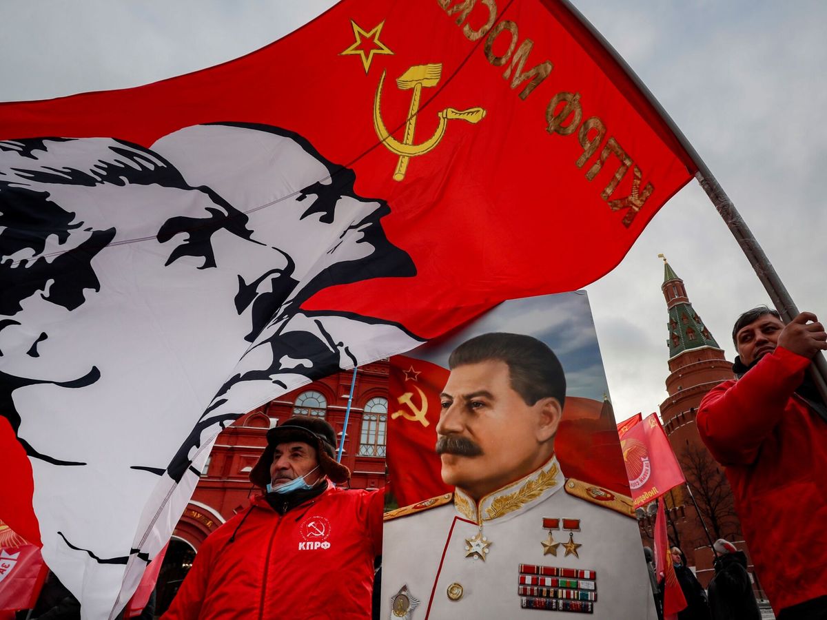 Foto: Activistas del Partido Comunista ruso ondean una bandera de la Unión Soviética con la imagen de Lenin y Stalin. (EFE/EPA/Yuri Kochetkov)