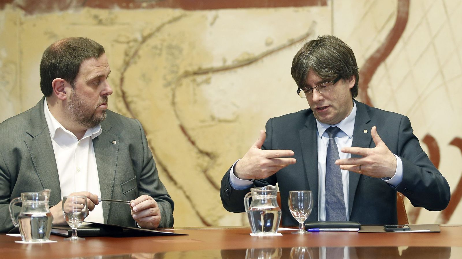 Foto: El president de la Generalitat, Carles Puigdemont, y el vicepresidente, Oriol Junqueras, este 14 de enero en la primera reunión del Govern. (EFE)