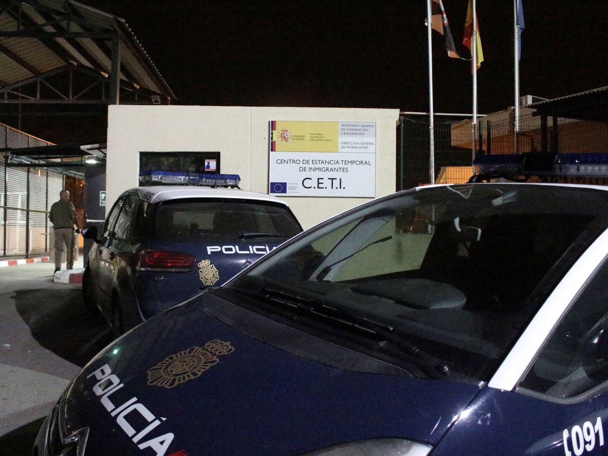 Foto: Vehículos de la policía en el Centro de Estancia Temporal de Inmigrantes (CETI). (EFE)