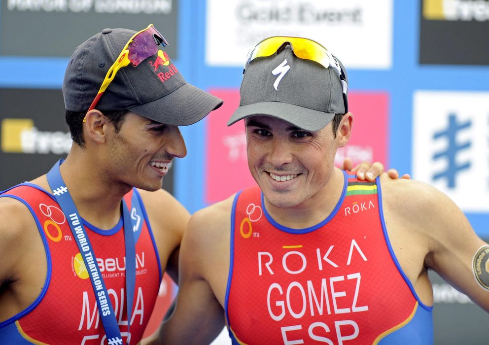 Foto: Mario Mola (izquierda) recibe la felicitación de Javier Gómez Noya tras conseguir el triunfo en la cuarta prueba de las Series Mundiales de triatlón celebrada e