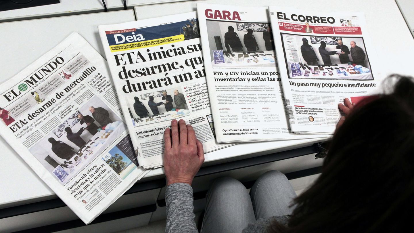 Los periódicos vascos recogen el supuesto desarme escenificado por ETA. (EFE)