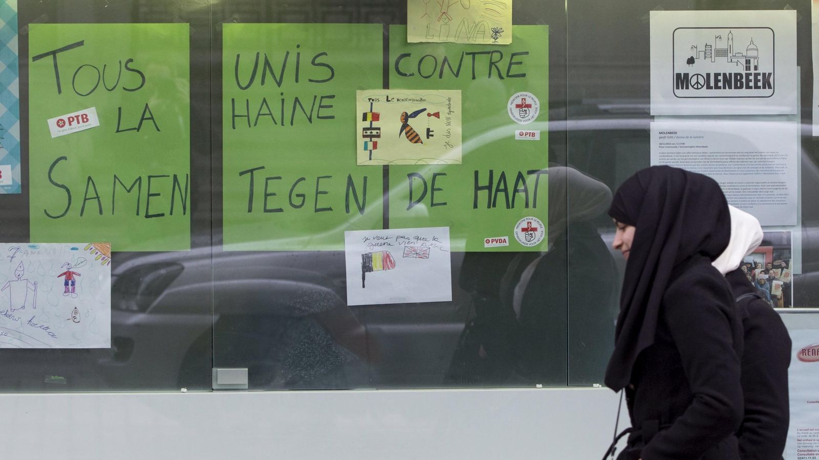 Foto: Una mujer pasa ante un cartel que reza "Todos unidos contra el odio", en el suburbio de Molenbeek, en París, el 17 de noviembre de 2015. (Reuters)