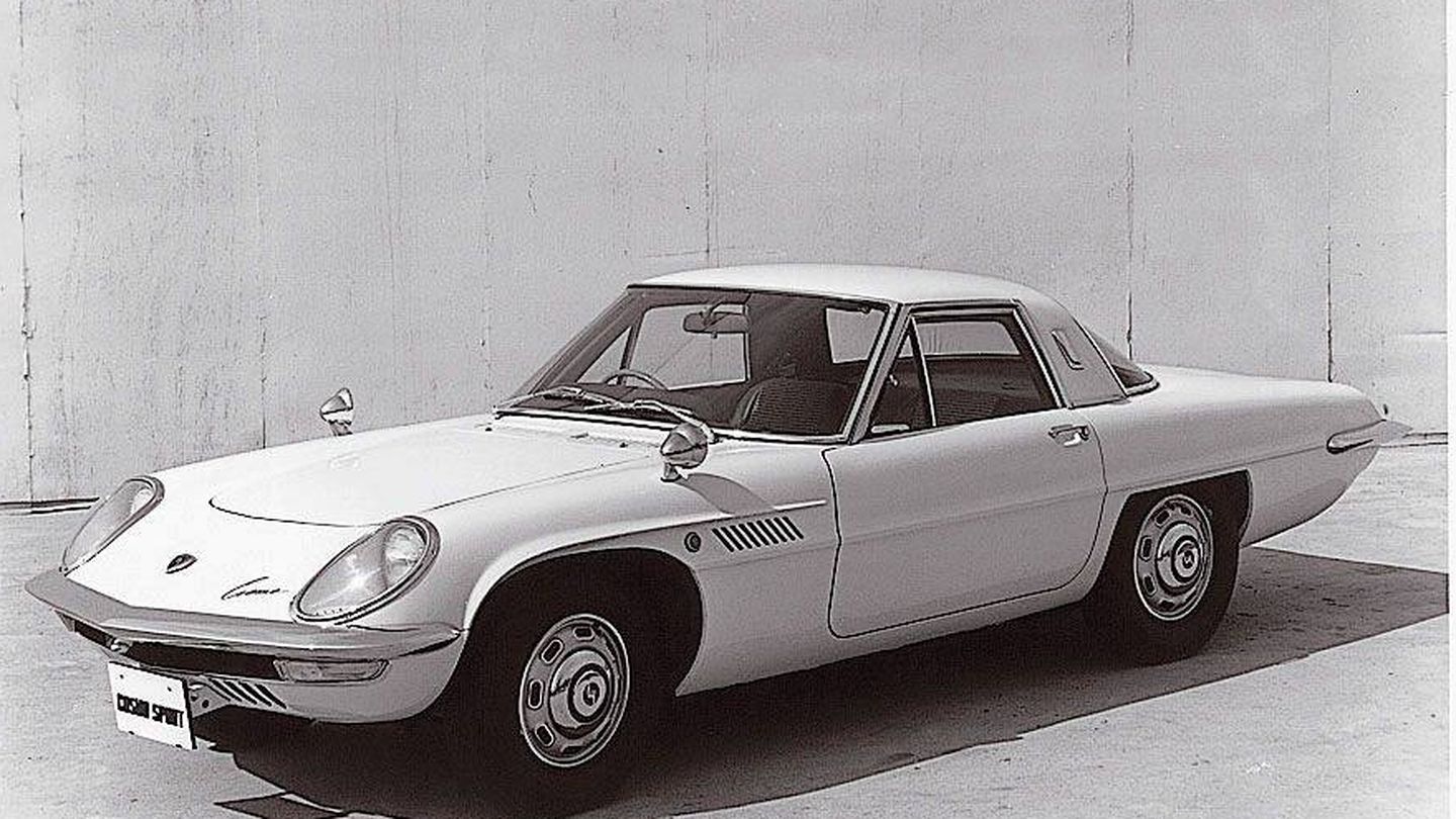 Mazda Cosmo Sport lanzado en 1967. 
