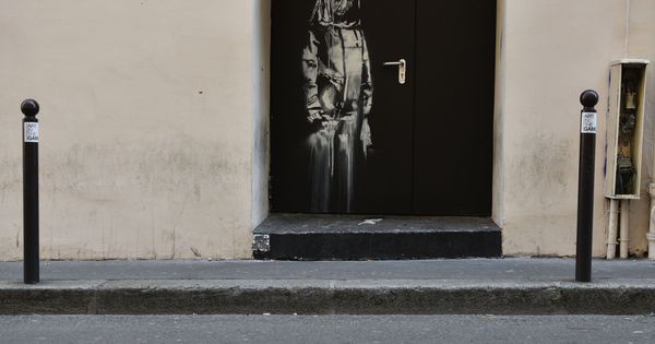 Foto: Una obra atribuida a Banksy en la puerta de la sala Bataclan, en París. (Reuters)