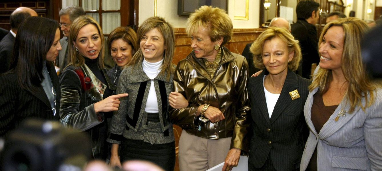 Parte de las ministras del expresidente Zapatero. (EFE)