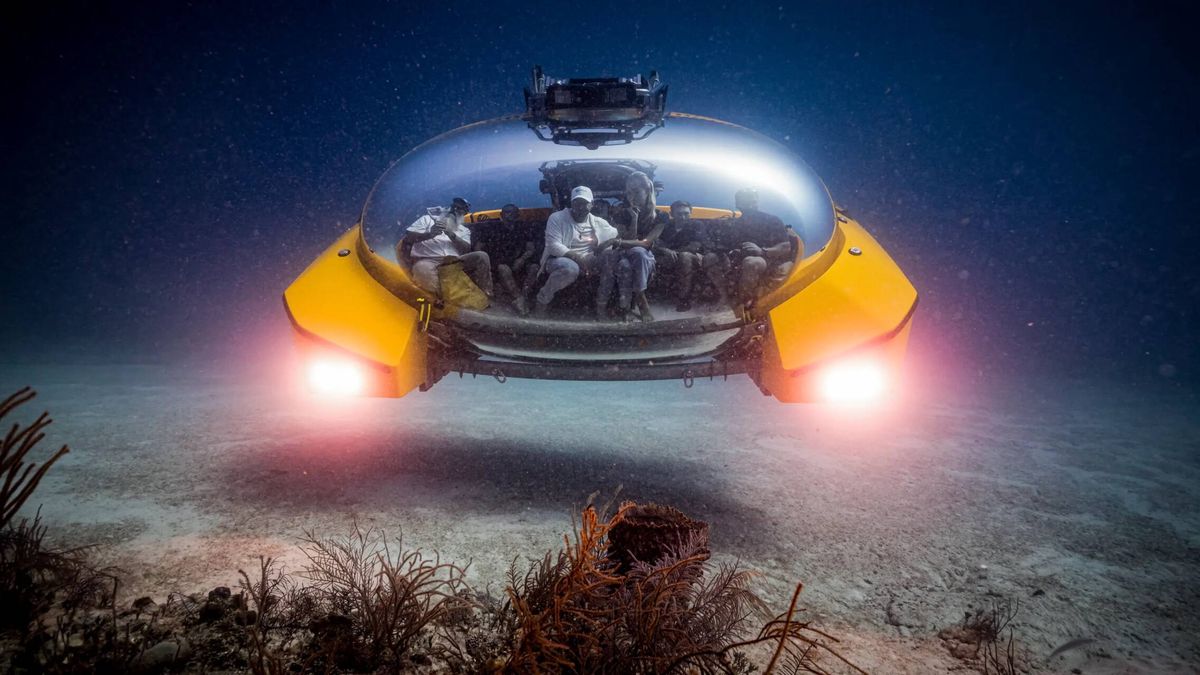 La nave subacuática que desafía la ingeniería submarina con un casco totalmente transparente