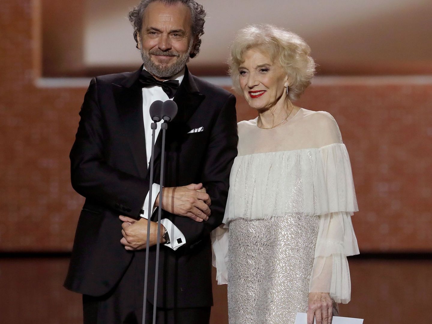 José Coronado y Marisa Paredes han entregado el Goya a la mejor película a Pedro Almodóvar. (EFE)