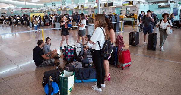 Foto: Varias personas esperan este sábado en el aeropuerto del Prat. (EFE)