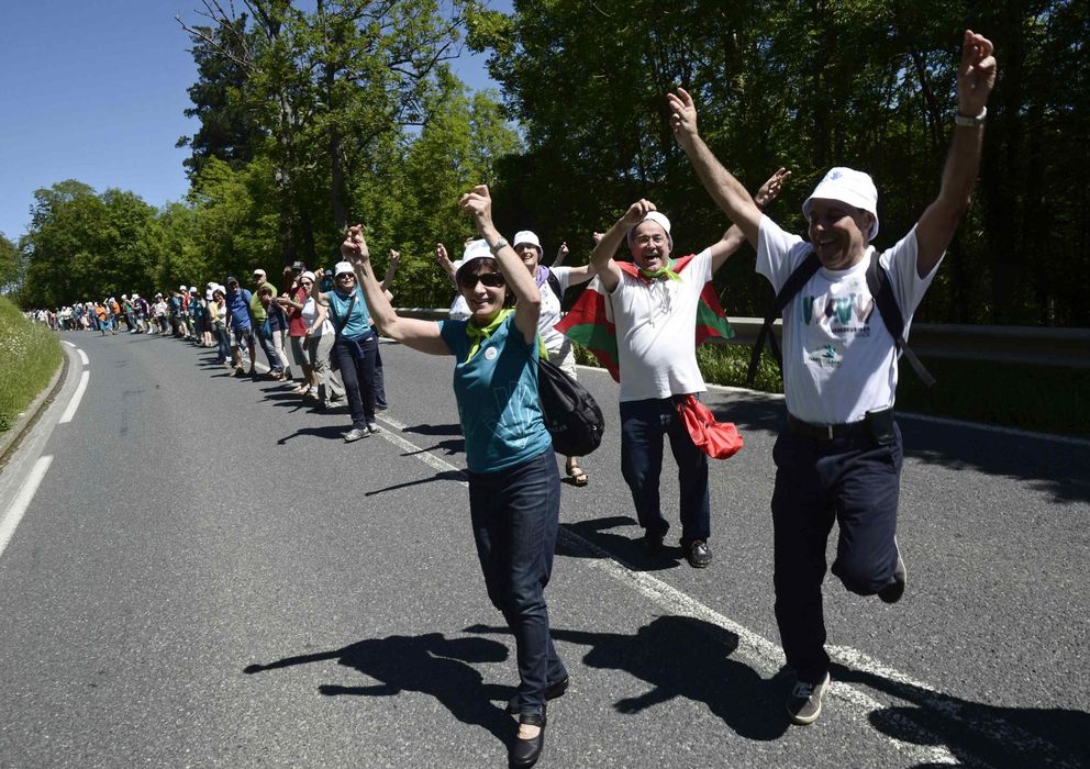 Foto: Participantes en la cadena vasca del pasado 8 de junio. (Reuters)