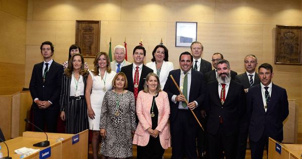 Foto: El nuevo Gobierno municipal de Boadilla. Con el bastón de mando el alcalde, Javier Úbeda. (EFE)
