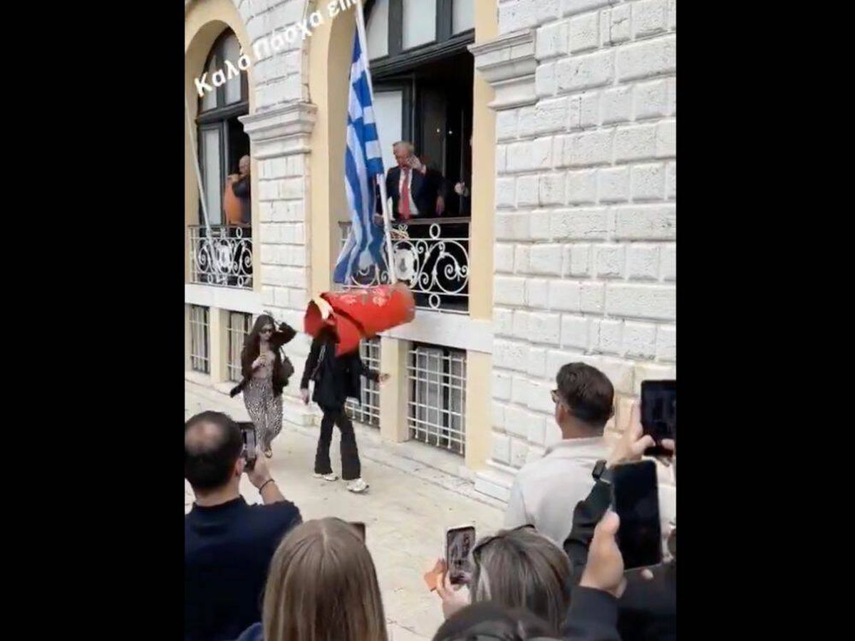 Foto: Van de viaje a esta isla de Grecia y les cae un jarrón gigante en la cabeza al celebrar la ciudad esta tradición (X: @Harhalas)