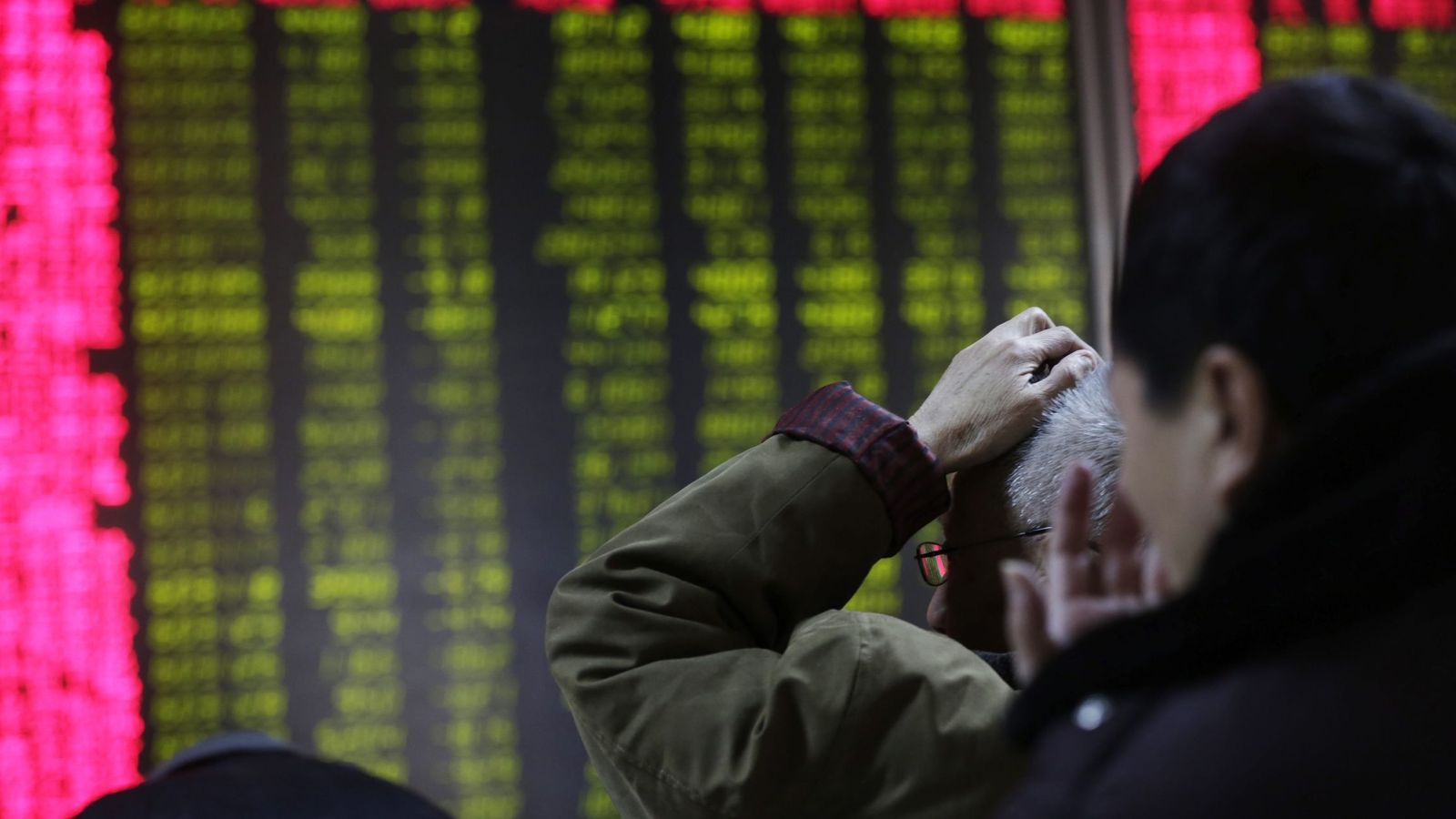 Foto: Chinos observando la evolución de los mercados. (EFE)