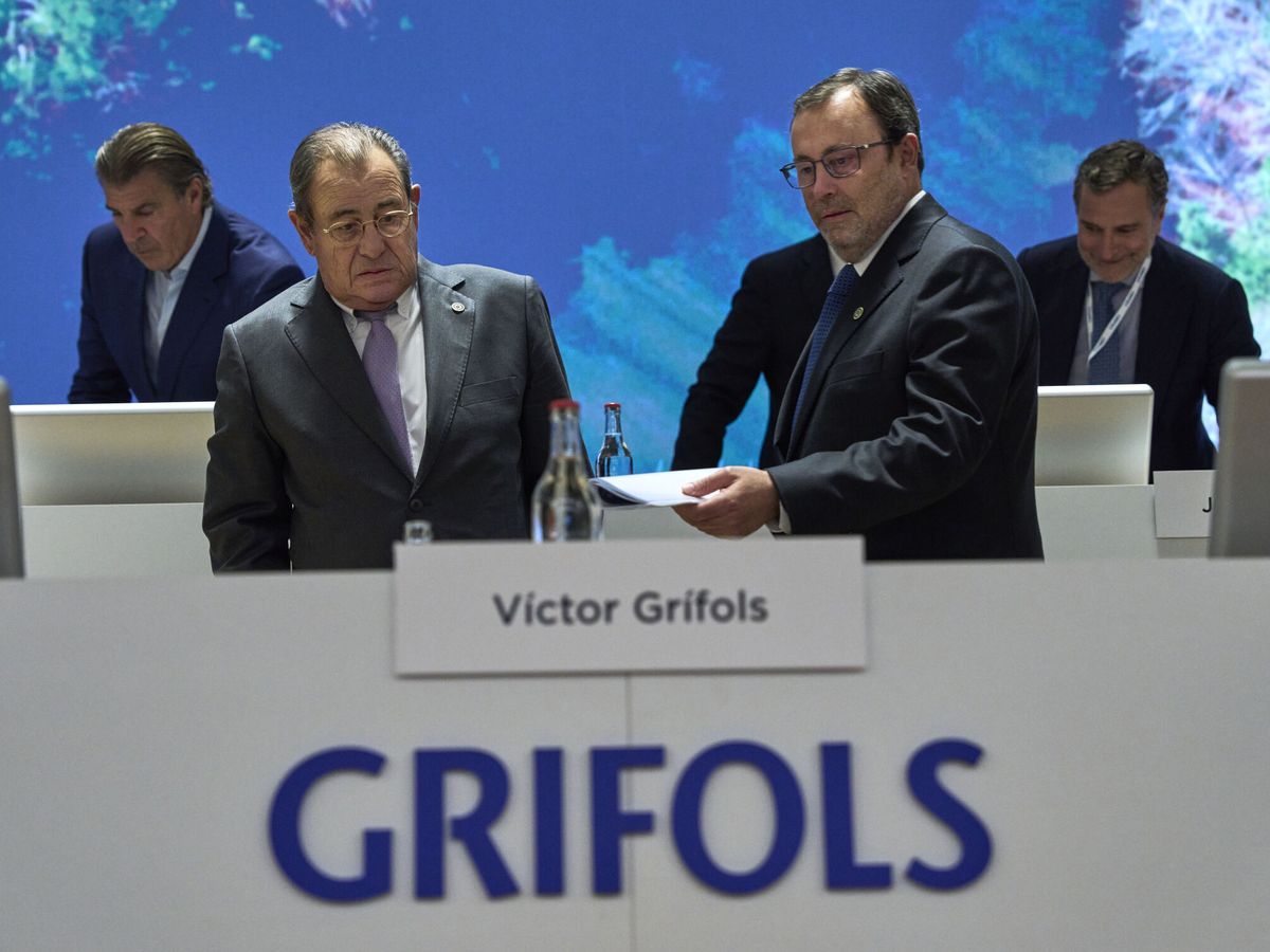 Foto: El presidente de Grifols, Víctor Grifols (i), y el director general, Ramón Grifols (d). (EFE/Alejandro García)