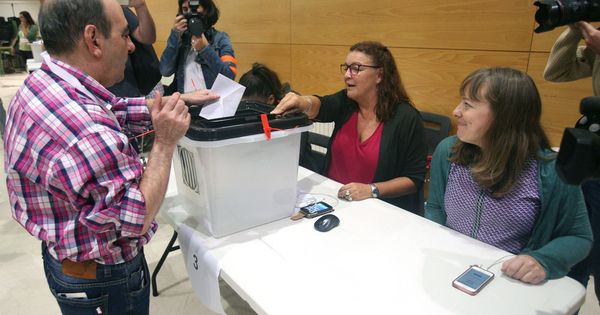 Foto: Un ciudadano deposita su papeleta en una urna en el IES Antoni Martí i Franquès de Tarragona. (EFE)