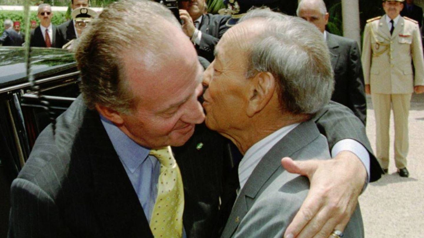El rey Juan Carlos le da un abrazo al rey Hassan II de Marruecos. (EFE/EPA)