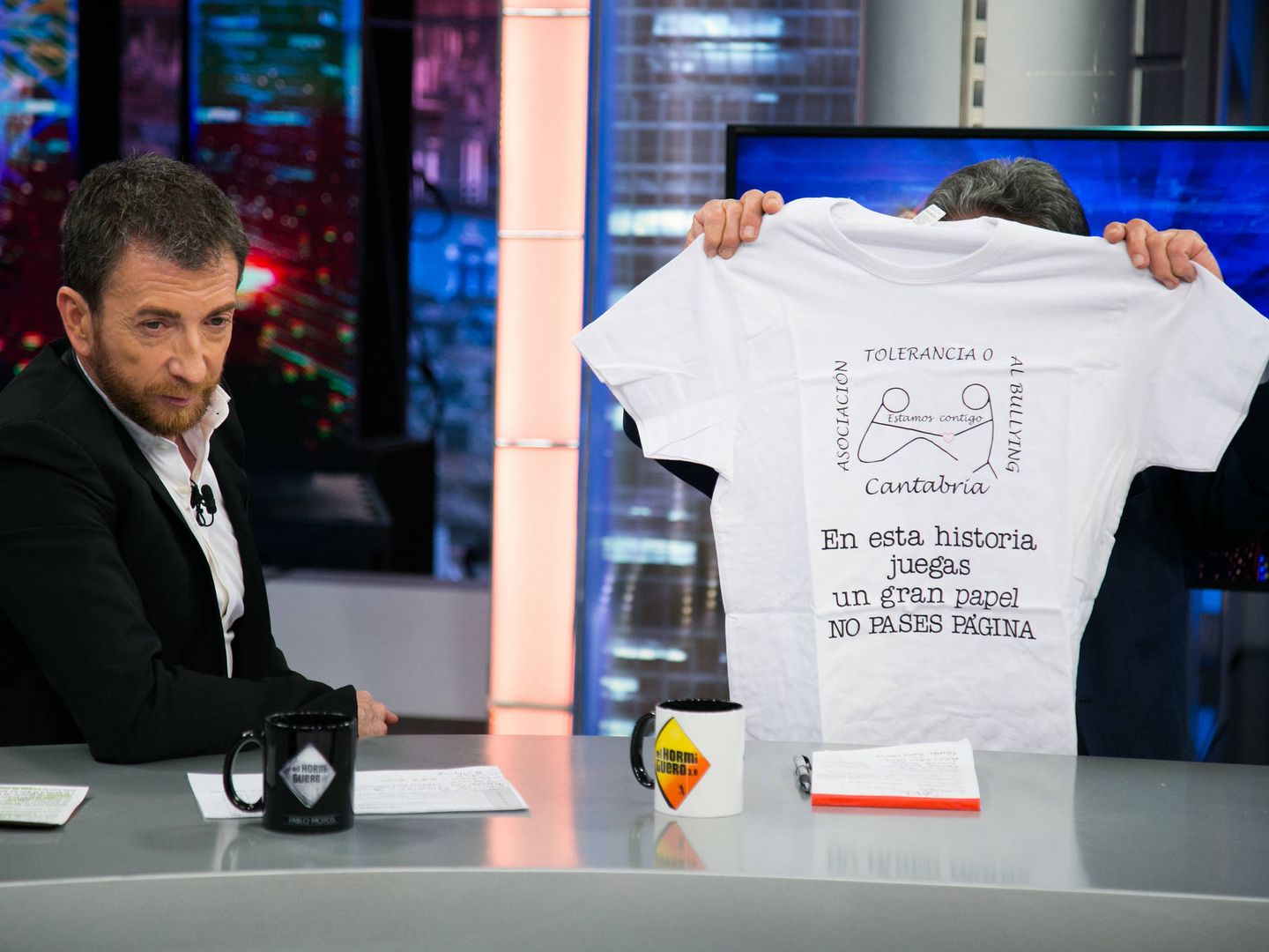 Miguel Ángel Revilla muestra a cámara una camiseta solidaria contra el bullying. (Atresmedia)