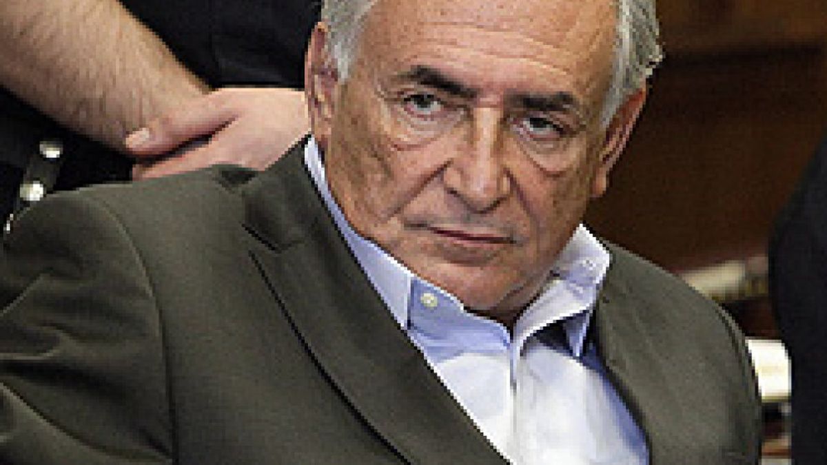Amigos de Strauss-Kahn ofrecieron dinero a la presunta víctima, según un diario