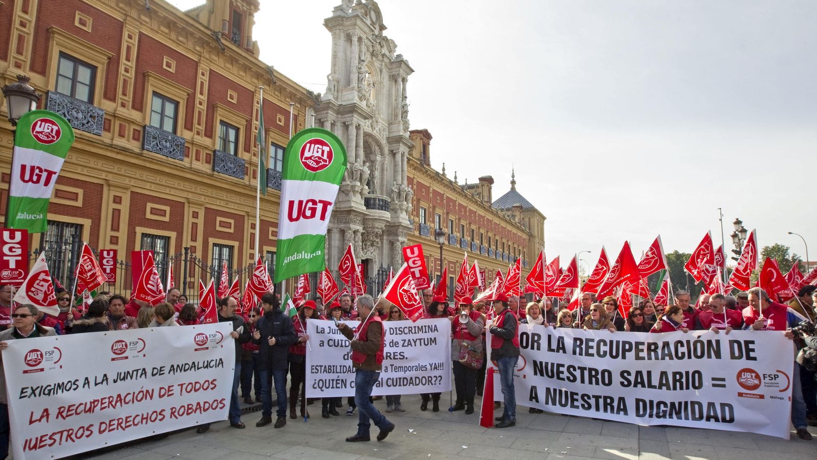 Foto: Protesta laboral de UGT-Andalucía frente a la sede de la Presidencia de la Junta (EFE)