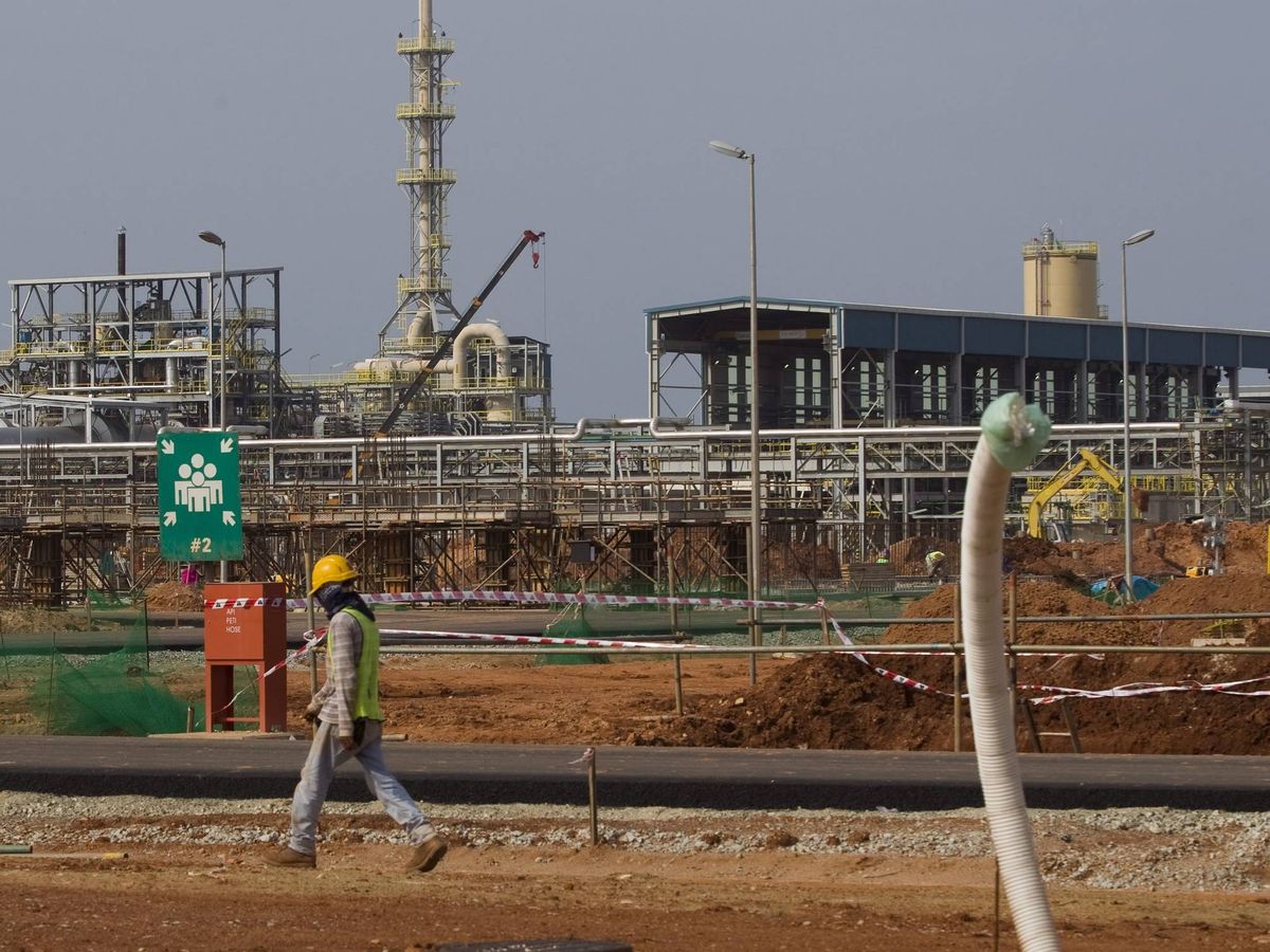 Foto: Construcción de una refinería de tierras raras en Malasia. (EFE/Ahmad Yusni)
