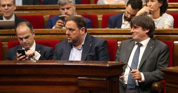 Foto: El presidente de la Generalitat, Carles Puigdemont, junto al vicepresidente, Oriol Junqueras, y el conseller de la Presidencia, Jordi Turull, en el Parlament de Cataluña. (Efe) 