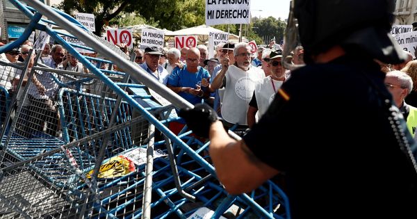 Foto: Un grupo de pensionistas se manifiesta frente al Congreso de los Diputados pidiendo mejoras en sus prestaciones. (EFE)
