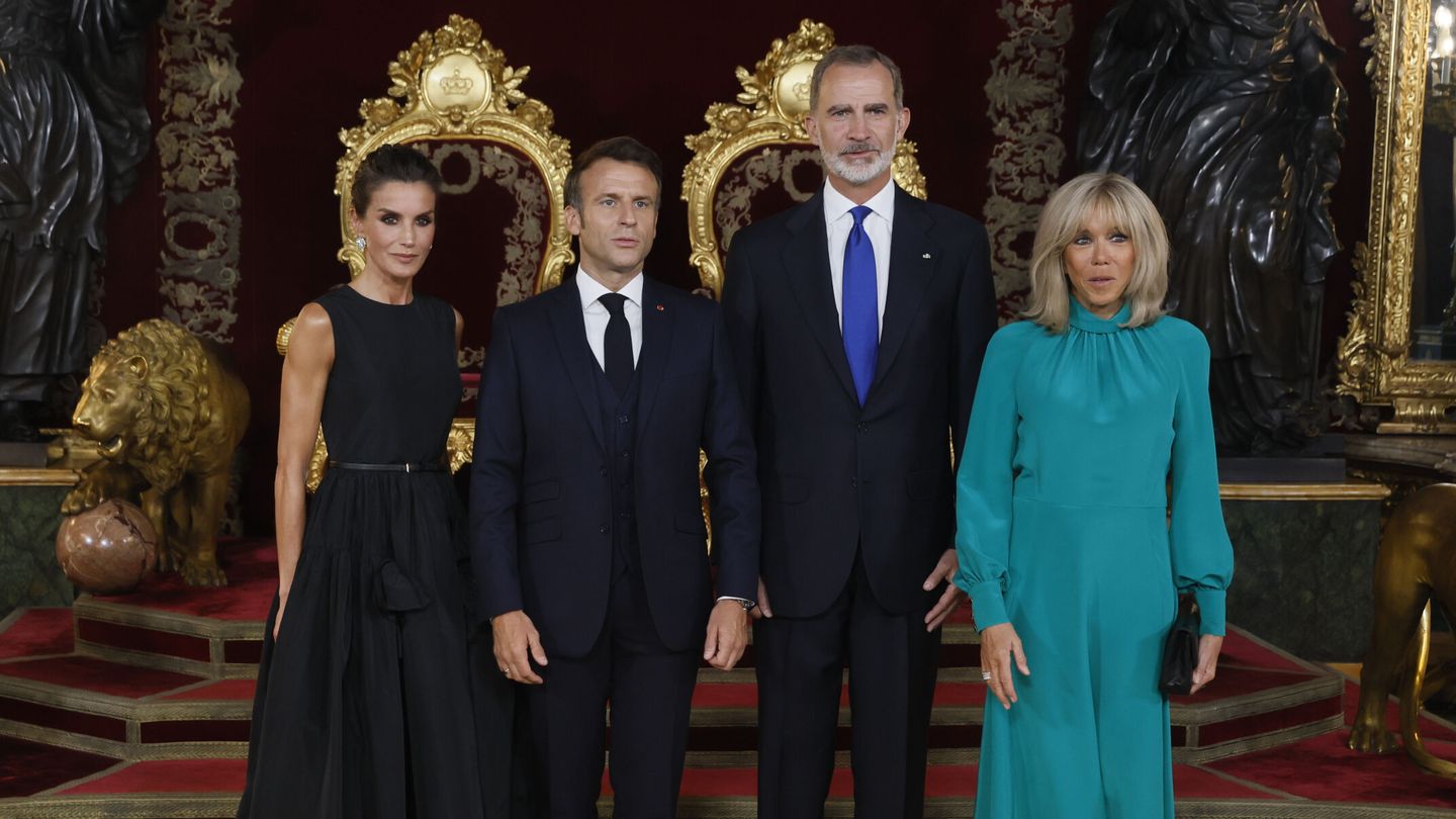 El rey Felipe VI, doña Letizia, Emmanuel y Brigitte Macron, en la cena de gala del Palacio Real. (EFE/Martín)