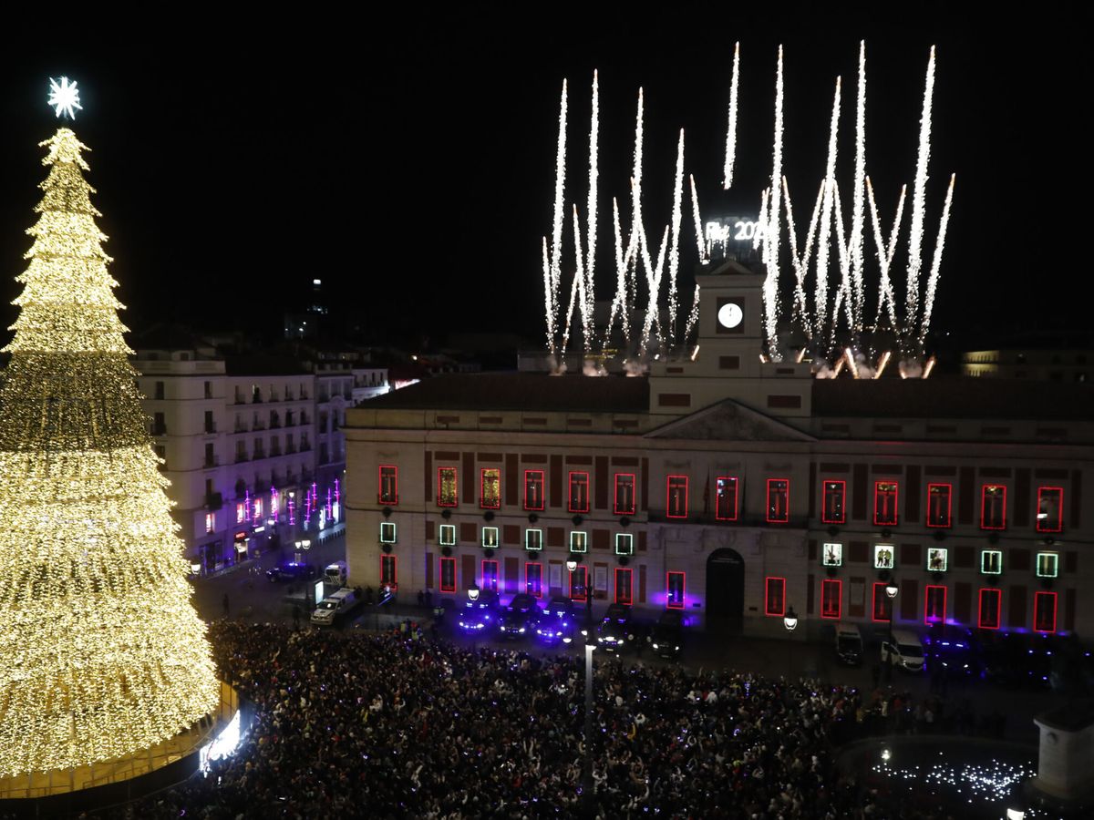 Foto: Cientos de personas se reúnen en la Puerta del Sol para recibir con las campanadas el Año Nuevo en Madrid (España). (EFE/JP Gandul)