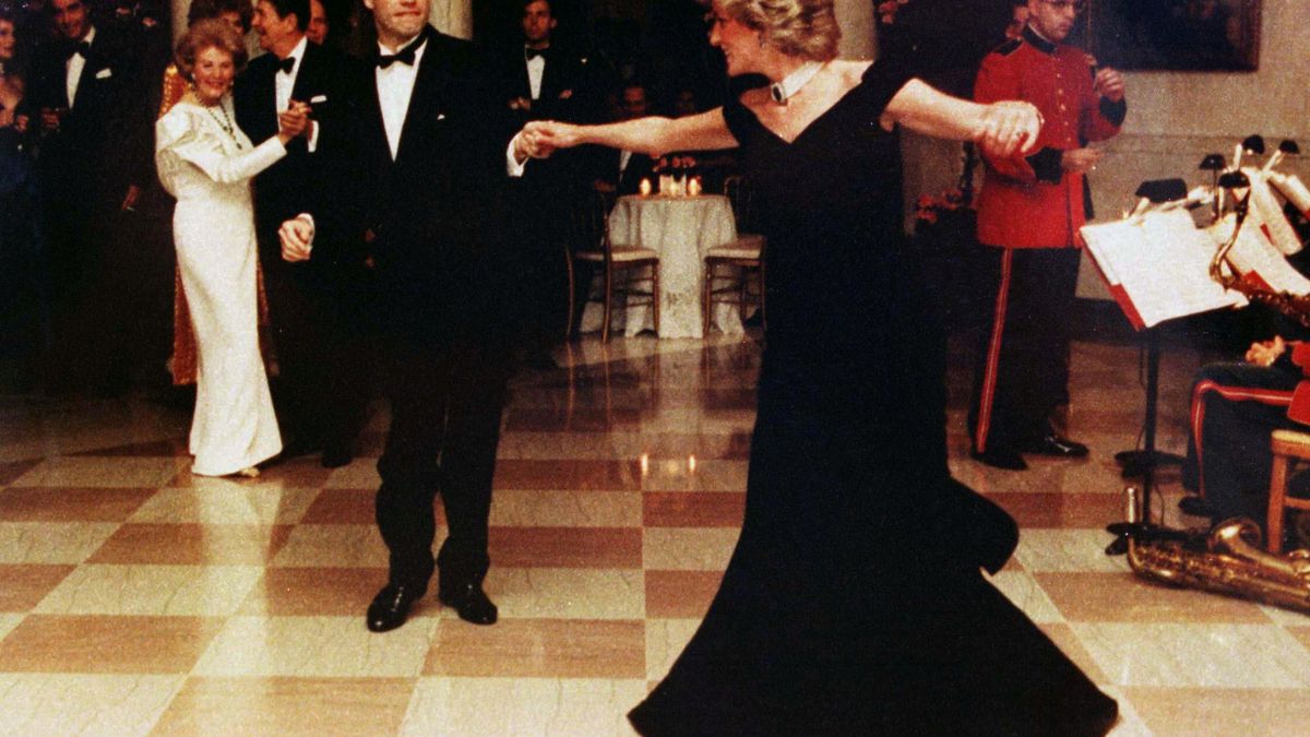 El vestido que Lady Di llevó para bailar con John Travolta se expondrá en Londres
