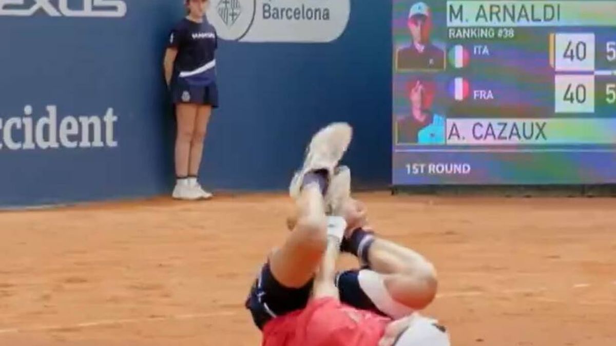 Retorciéndose de dolor sobre la tierra del Godó: la brutal imagen de su tobillo tras la lesión que se produjo en el Open de Barcelona