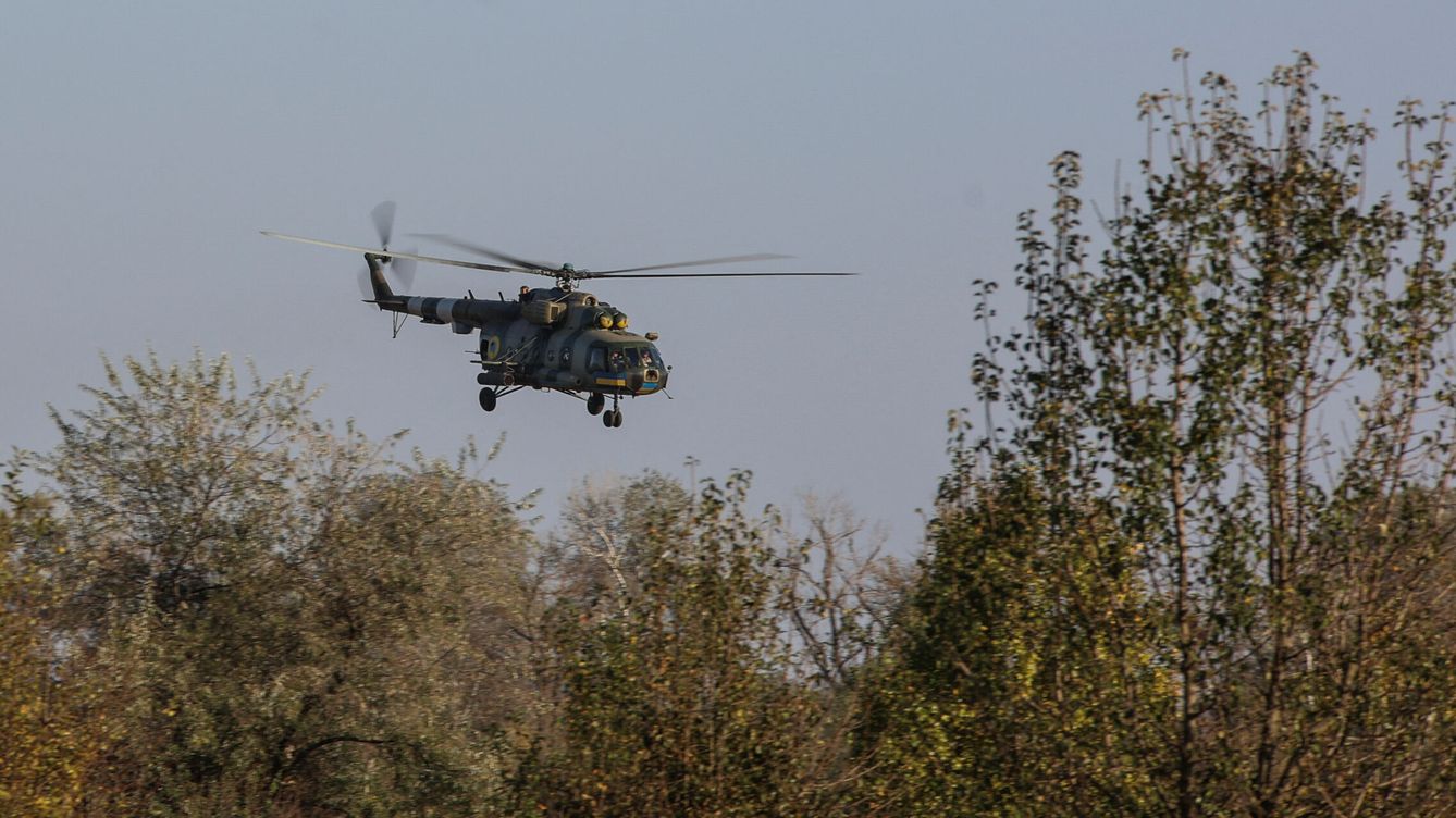 Foto: Vuelo de un helicóptero militar ucraniano Mi-8 . (Reuters/Oleksandr Ratushniak)