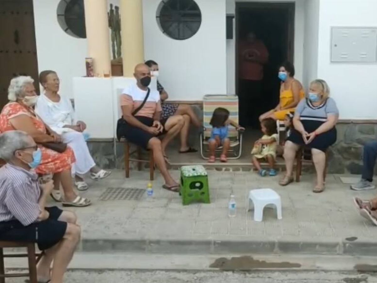 Foto: Vecinos de Algar reunidos en las 'Charlas al freso' en 30 de julio