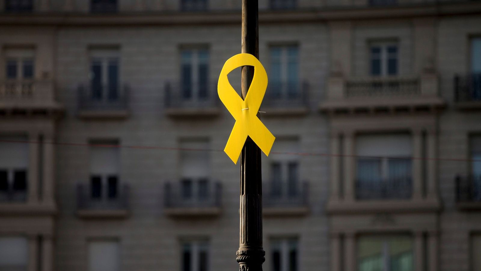 Foto: Un lazo amarillo, en una farola de la Diagonal de Barcelona. (EFE)
