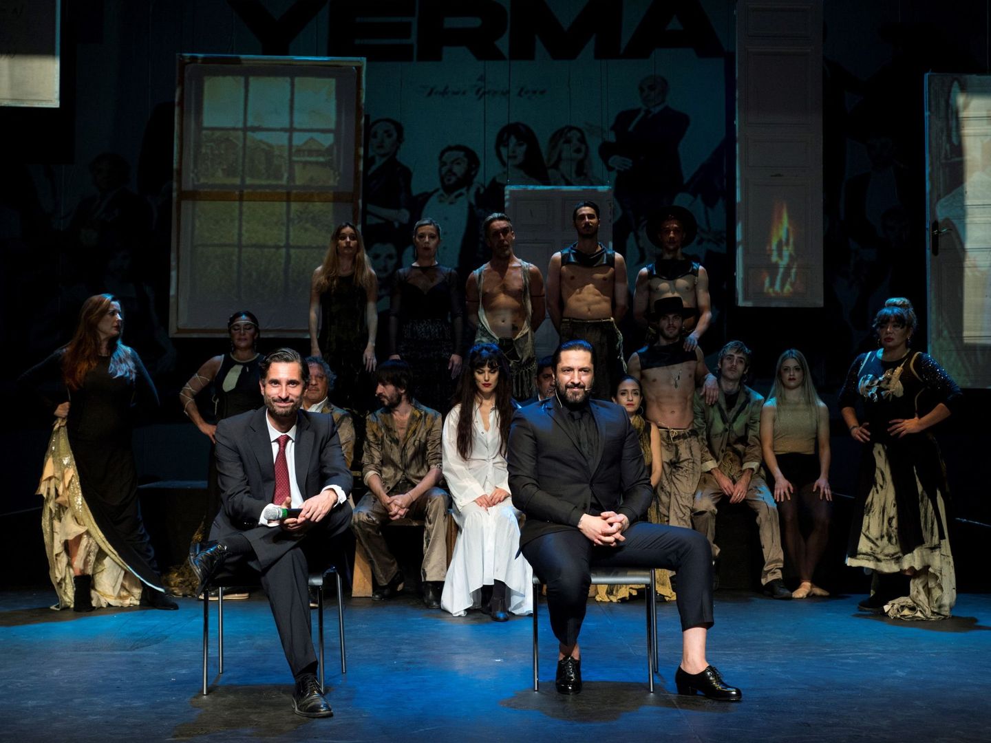 El bailarín Rafael Amargo, acompañado por su abogado, Cándido Conde Pumpido, ofrece una rueda de prensa para presentar el espectáculo 'Yerma'. (EFE) 