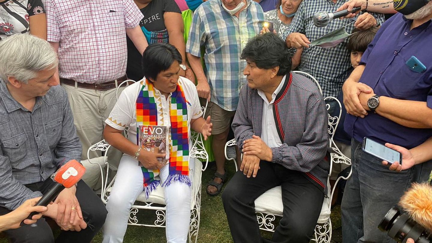 Evo Morales con Milagro Sala en su viaje de vuelta a Bolivia, en la provincia de Jujuy. (EFE)