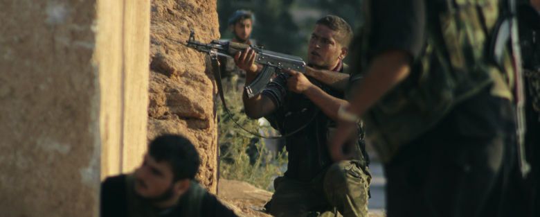 Combatientes del ejército de liberación siria (els) toman posiciones durante un ataque en alepo (reuters).
