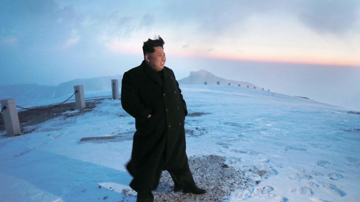 La última hazaña (imaginada) de Kim Jong-un: escalar un monte de 2.744 metros