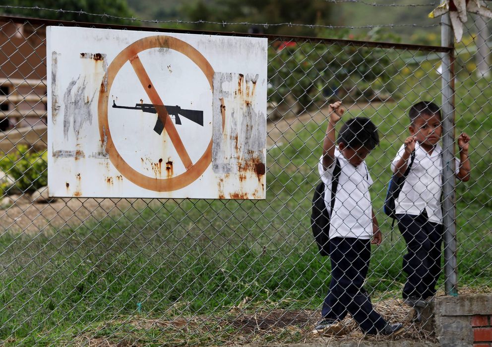Foto: Dos niños en una escuela de Toribio (Efe)