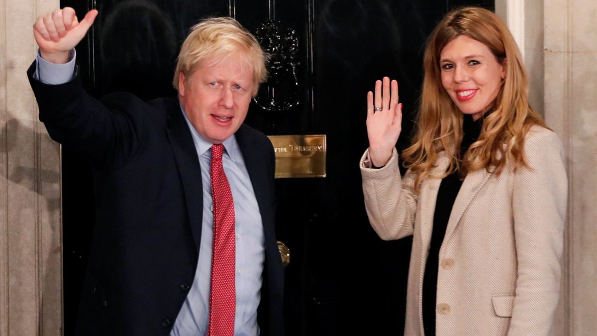 Bye bye, protocolo: la novia de Boris Johnson se viste de fin de año para la noche electoral