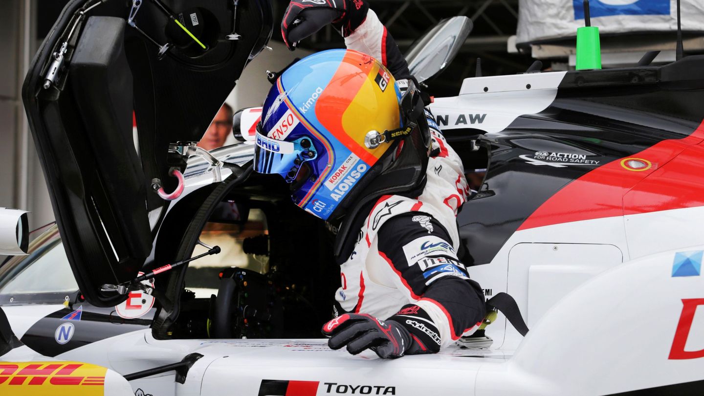 Fernando Alonso entrando en su Toyota. (EFE)