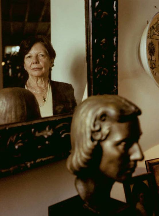 Foto: Ana de Rojas con el busto de su madre, María Pardo de Villena (Dansanphoto.com)